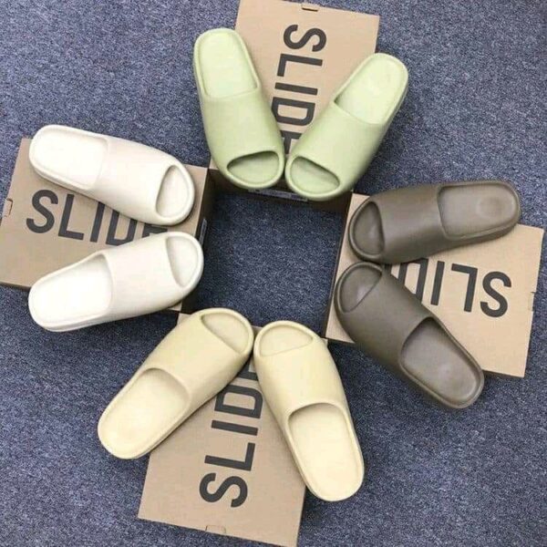 Yeezy Slides in Onyx – stylish and comfortable footwear.